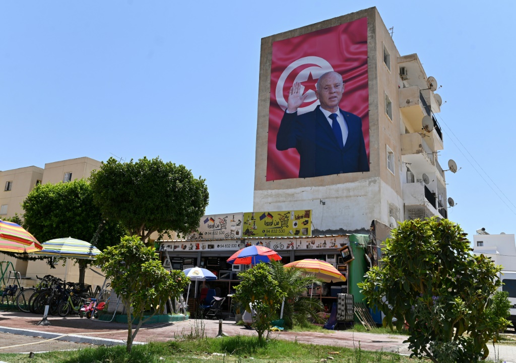    لوحة إعلانية تصور قيس سعيد التونسي في 26 يوليو 2022: قام زعيم شمال إفريقيا العام الماضي باستيلاء كبير على السلطة في مسقط رأس الربيع العربي. (أ ف ب)