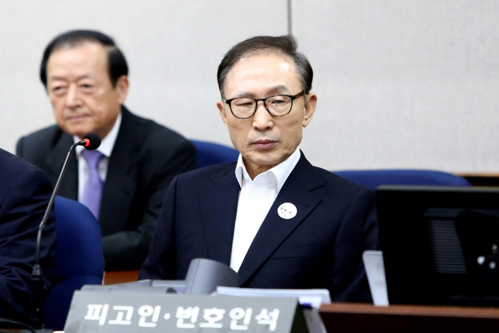    الرئيس السابق لي ميونغ-باك (يمين) أثناء محاكمته في 2018 في سيول (أ ف ب)