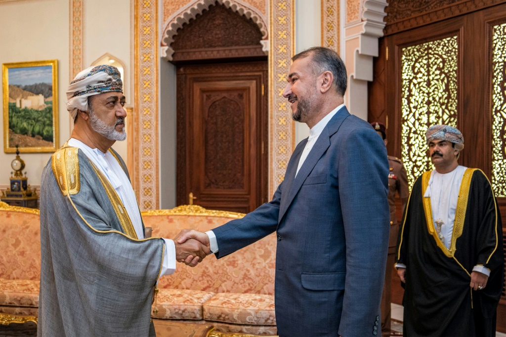    سلطان عمان مستقبلا وزير خارجية ايران في مسقط في 28 كانون الاول/ديسمبر 2022 (أ ف ب)