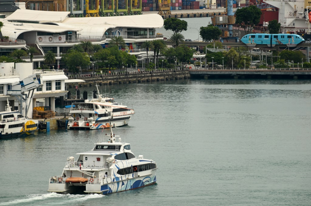 قوارب العبّارات على طول الخليج في هاربورفرونت في سنغافورة في 16 كانون الأول/ديسمبر 2022 (أ ف ب)