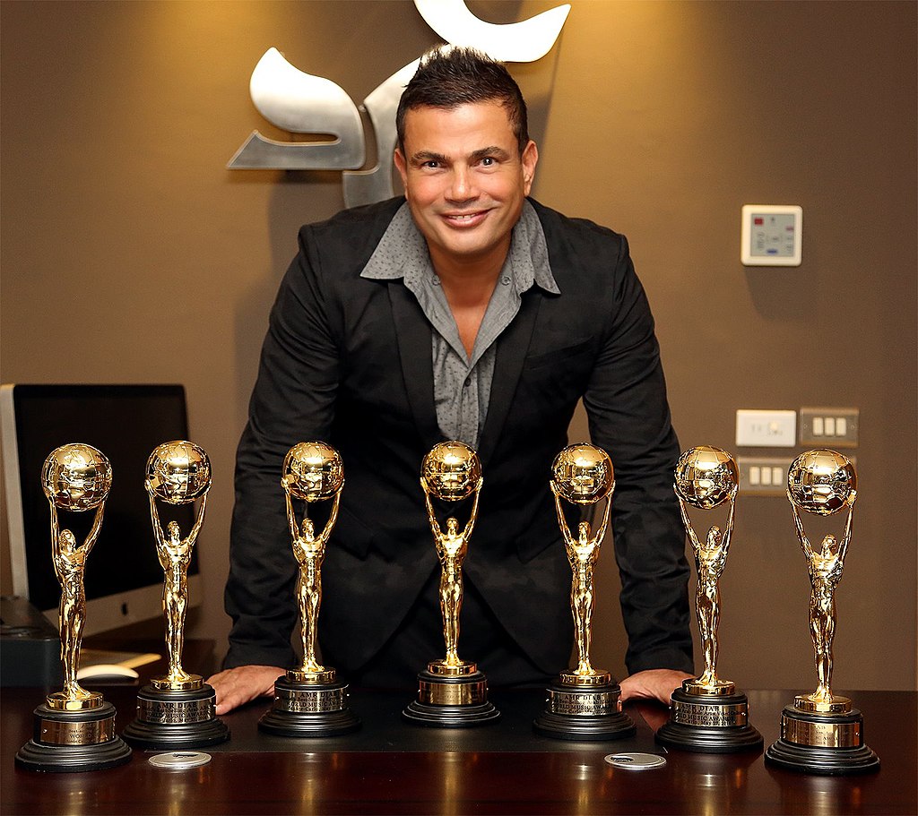 عمرو دياب مع جوائز الموسيقى العالمية الخاصة به السبع (ويكيبيديا)