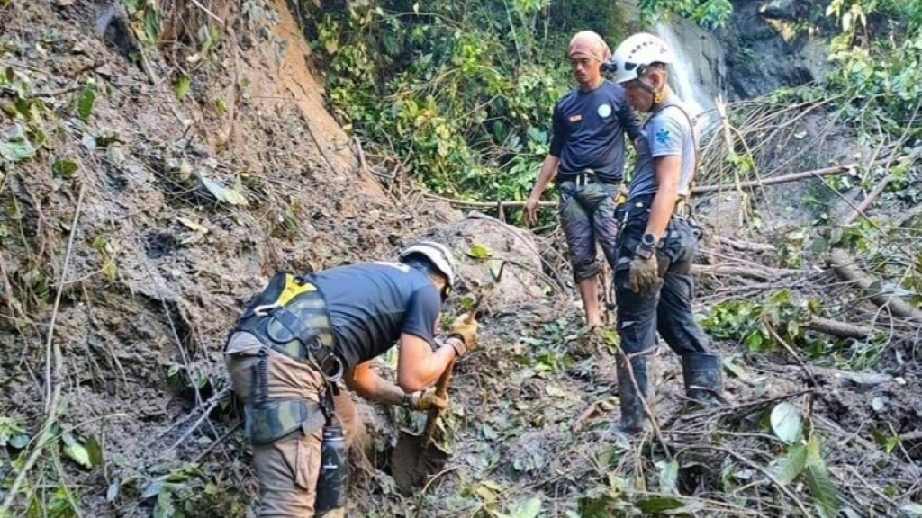 عمليات البحث عن المفقودين متواصلة في مدينة ماتي في مقاطعة دافاو الشرقية في الفيليبين في 29 كانون الأول/ديسمبر 2022 (ا ف ب)
