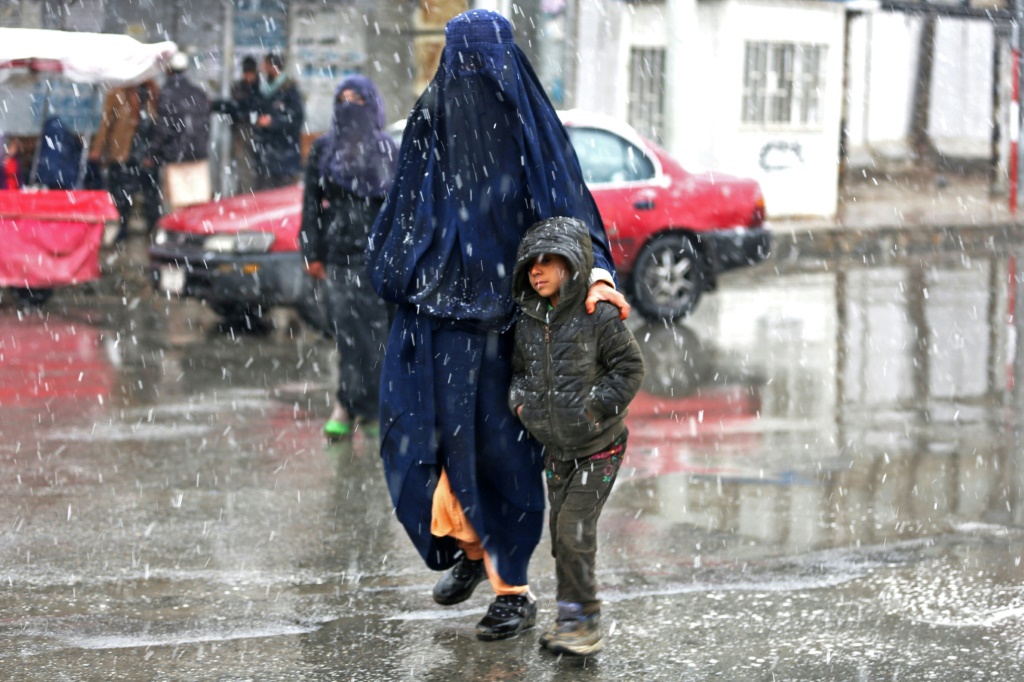 في أفغانستان ، صدرت أوامر للنساء بالتستر خارج المنزل ، من الناحية المثالية مع البرقع (أ ف ب)