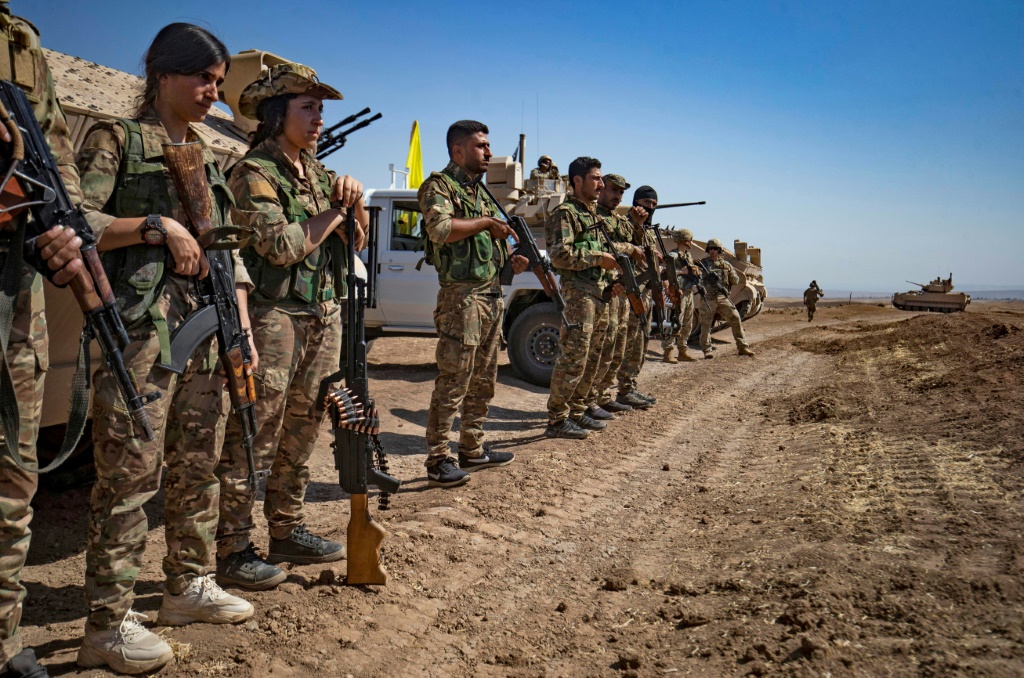    مقاتلو قوات سوريا الديمقراطية في الصورة في شمال شرق محافظة الحسكة في 7 أيلول 2022 (أ ف ب)   
