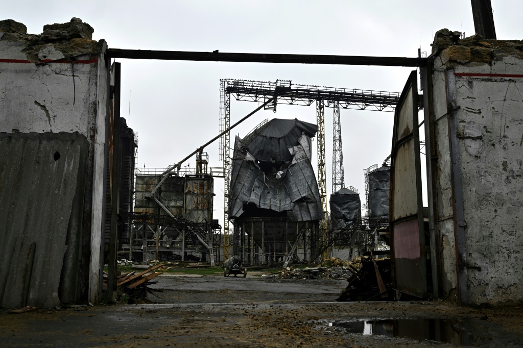    صورة تُظهر منشأة لتخزين الحبوب مدمّرة بعد هجوم صاروخي على بلدة أوتشاكيف في 10 كانون الأول/ديسمبر 2022 (ا ف ب)