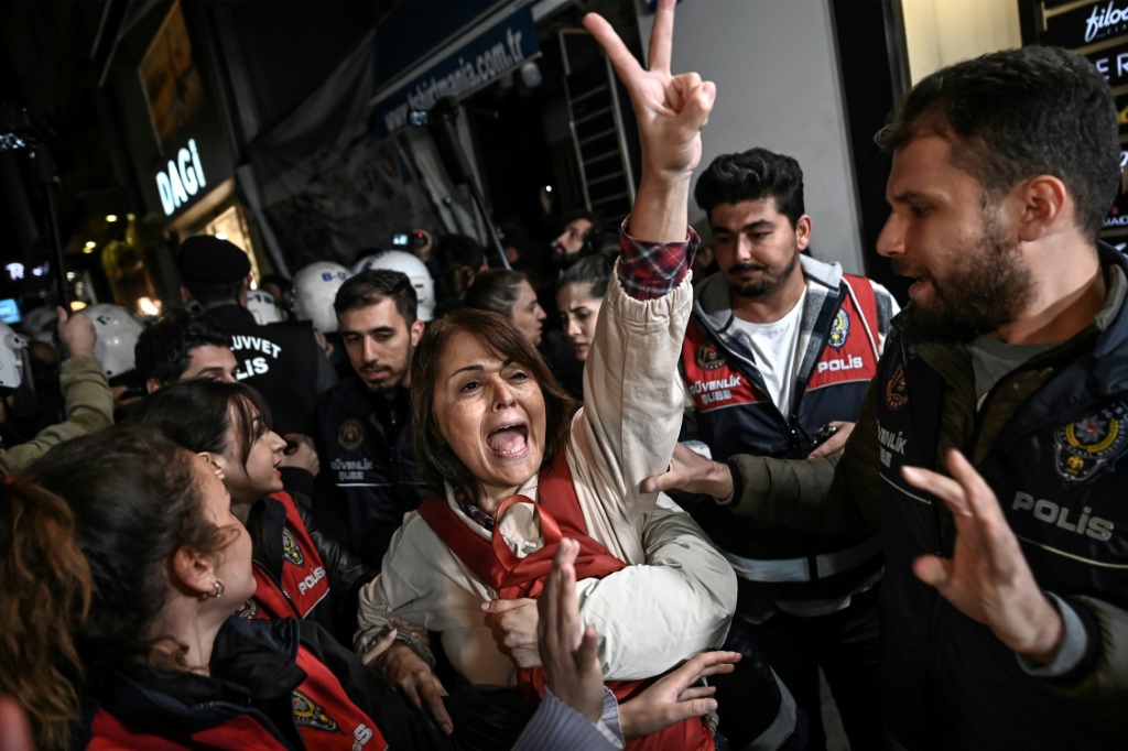 &nbsp;  أثار اعتقال رئيس نقابة الأطباء التركية ، سيبنم كورور فينكانسي ، في أكتوبر / تشرين الأول بتهم "الإرهاب" احتجاجات في الشوارع (ا ف ب)