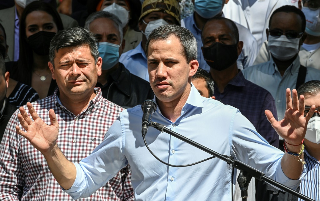    زعيم المعارضة الفنزويلية خوان غوايدو (يمين) وفريدي سوبرلانو الذي ألغي انتخابه حاكما لولاية باريناس في ساحة بوليفار في ضاحية شاكاو بكراكاس في 30 تشرين الثاني/نوفمبر 2021 (أ ف ب)