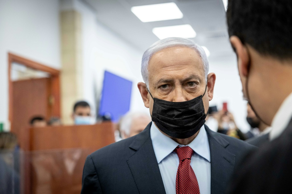 يمثل زعيم المعارضة الإسرائيلية آنذاك ، رئيس الوزراء الآن بنيامين نتنياهو ، أمام المحكمة الجزئية في القدس في 23 مارس بتهم فساد يتوقع الكثيرون أن تسعى حكومته الجديدة لإلغائها (أ ف ب)