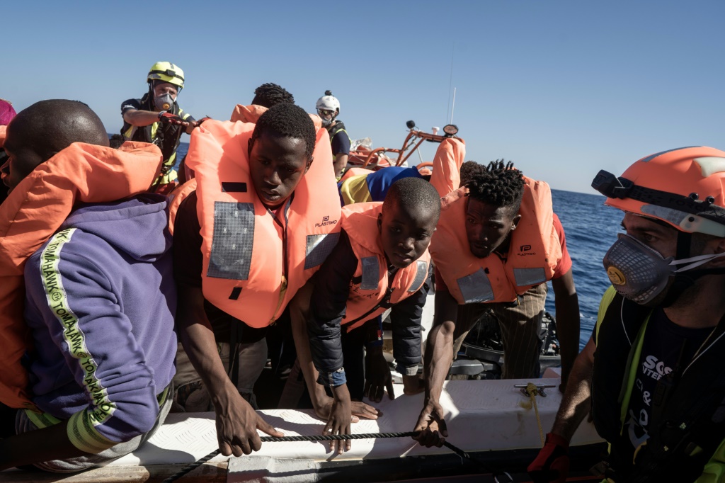    مهاجرون يستعدون للصعود على متن سفينة لأوشن فايكينغ تبحر في المياه الدولية قبالة ليبيا بعدما أنقذتهم منظمة "إس أو إس ميديتيرانيه" بتاريخ 25 تشرين الأول/أكتوبر 2022 (أ ف ب)