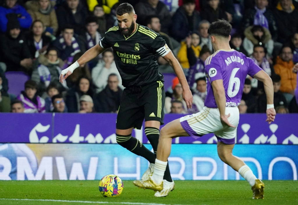 المهاجم الفرنسي كريم بنزيمة (يسار) خلال مباراة فريقه ريال مدريد ومضيفه بلد الوليد في الدوري الاسباني لكرة القدم. بلد الوليد في 30 كانون الأول/ديسمبر 2022 (ا ف ب)