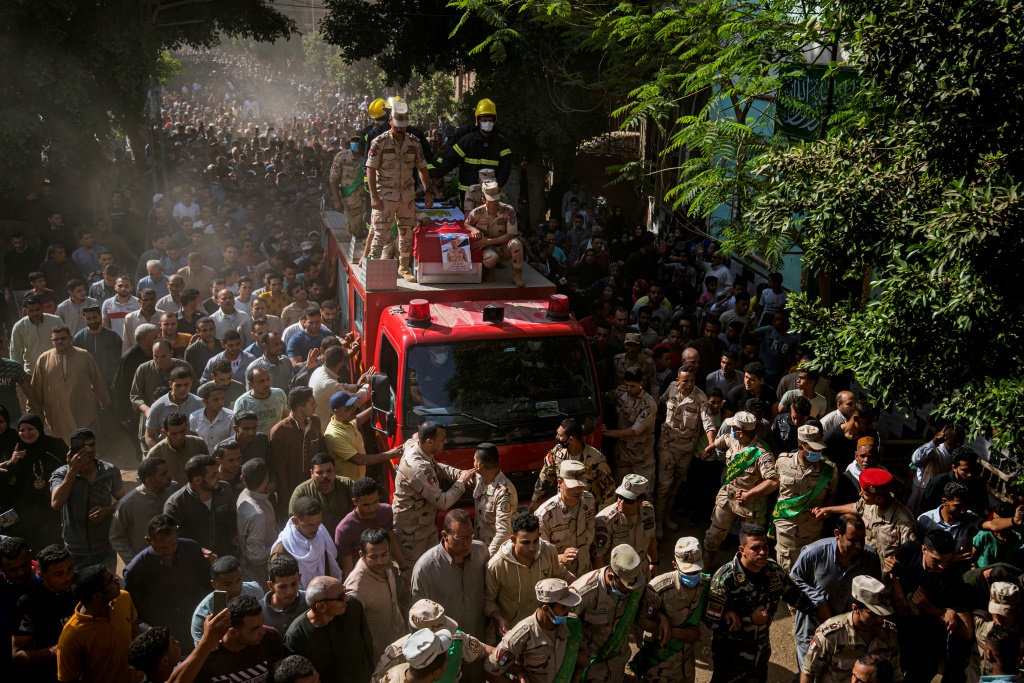 لقطة من الارشيف يعود تاريخها إلى 9 أيار/مايو 2022 لجنازة أحد الجنود الـ11 الذين قتلوا في سيناء (ا ف ب)
