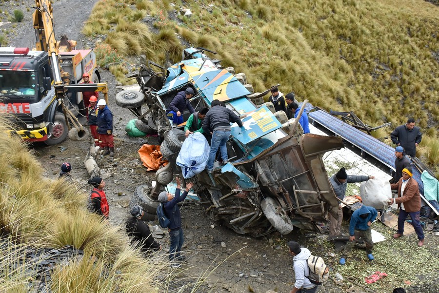 أشخاص يعملون في موقع شهد حادث سقوط حافلة في لاباز، بوليفيا، في 31 يناير 2020.