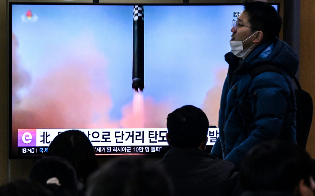     بث تلفزيوني يظهر تجربة صاروخية كورية شمالية، في محطة قطارات في سيول في 23 كانون الأول/ديسمبر 2022 (ا ف ب)