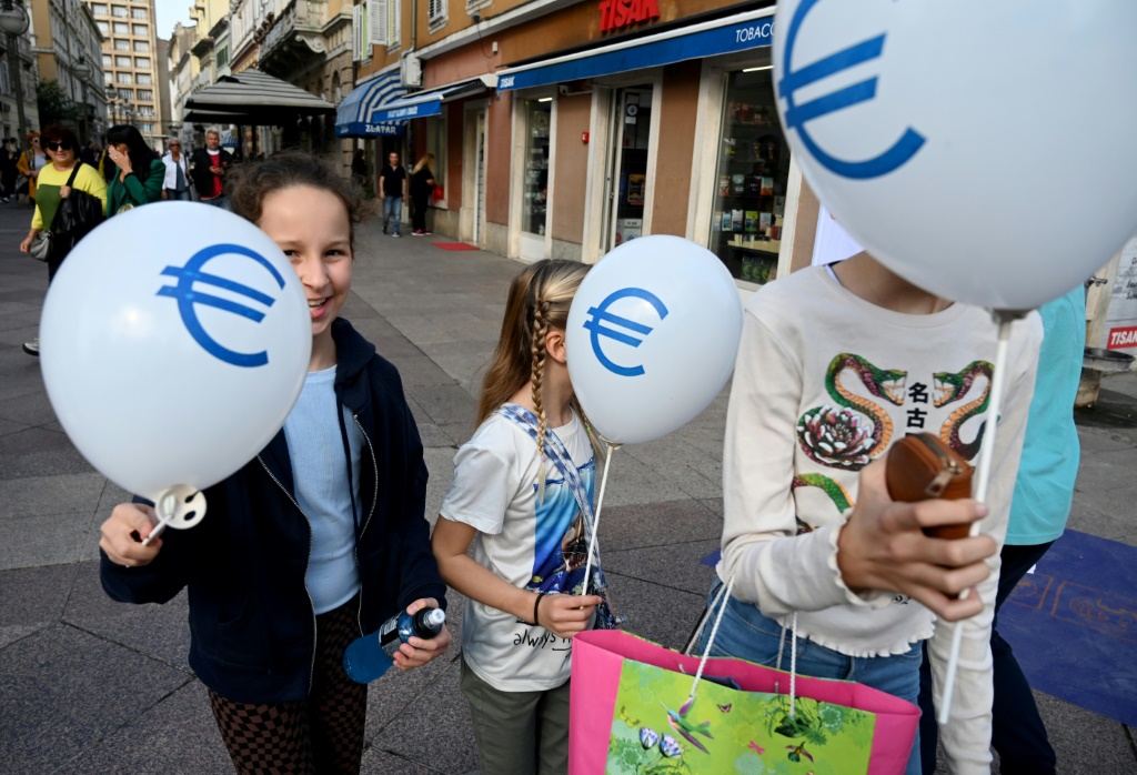     أهالي يحملون بالونات عليها شعار اليورو، خلال فعالية في رييكا بشمال غرب كرواتيا في 15 تشرين الأول/أكتوبر 2022 (ا ف ب)