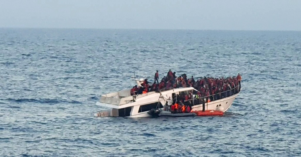 صورة وزعها الجيش اللبناني في 31 كانون الاول/ديسمبر 2022 تظهر مركبا لمهاجرين يغرق في مياه المتوسط قبالة الساحل الشمالي للبنان خلال عملية انقاذ هؤلاء (ا ف ب)