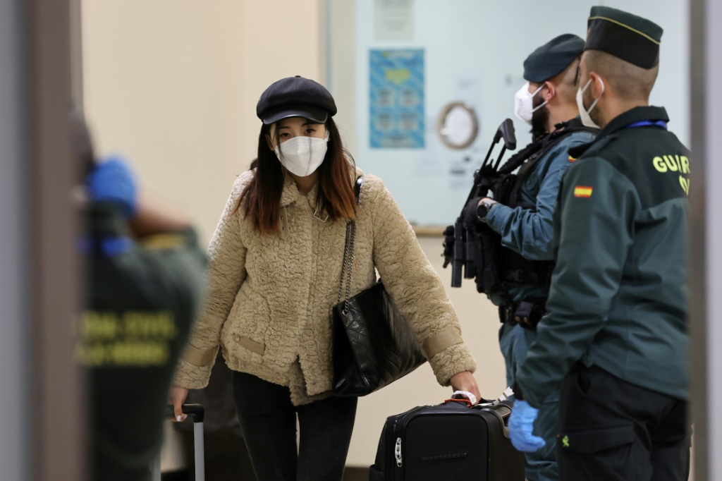صورة مؤرخة في 31 كانون الاول/ديسمبر 2022 لمسافرة قادمة من بكين في مطار باراخاس في ضاحية مدريد (ا ف ب)