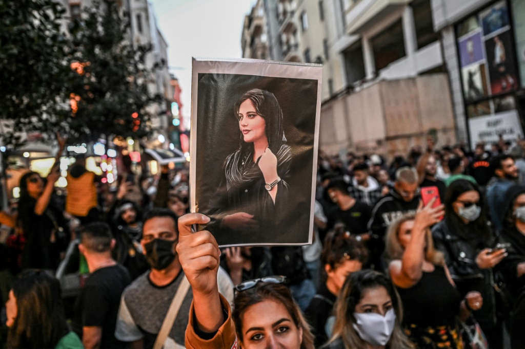    شابة ترفع صورة لمهسا أميني خلال تظاهرة في اسطنبول في 20 أيلول/سبتمبر 2022 (أ ف ب)