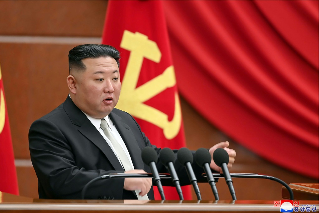     في هذه الصورة الملتقطة بين 26 و31 كانون الأول/ديسمبر 2022 ونُشرت في الأول من كانون الثاني/يناير 2023 يظهر الرئيس الكوري الشمالي كيم جونغ أون خلال اجتماع لحزب العمال في بيونغ يانغ (ا ف ب)