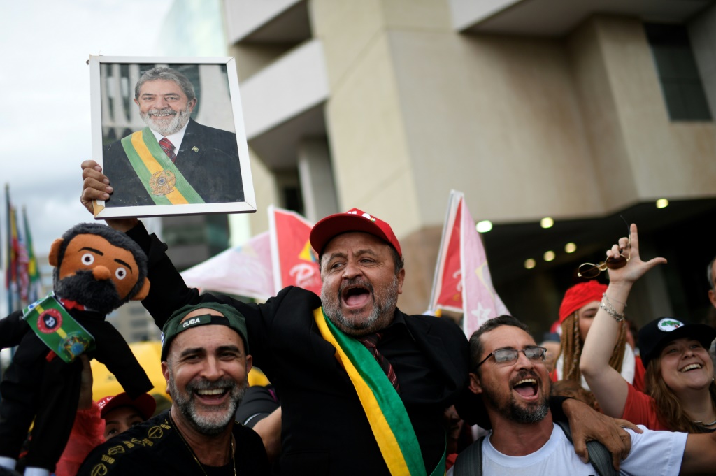 مؤيدون للرئيس البرازيلي المُنتخب لويس إيناسيو لولا دا سيلفا يهتفون خارج الفندق الذي يقيم فيه هذا الأخير قبل يوم من تنصيبه في برازيليا في 31 كانون الأول/ديسمبر 2022 (ا ف ب)