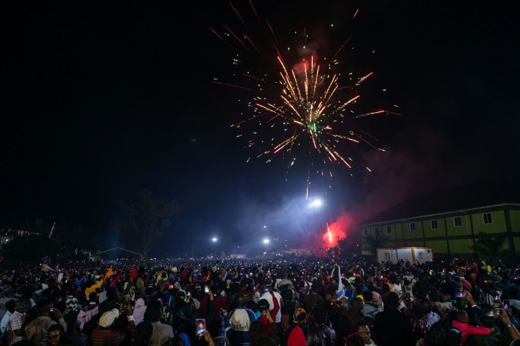 الاسهم النارية تضيء السماء أمام كاتدرائية في كمبالا احتفالا بالعام الجديد، في الأول من كانون الثاني/يناير 2023 (ا ف ب)