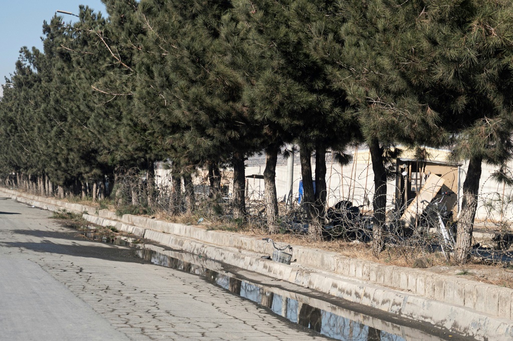   قال مسؤول لوكالة فرانس برس ان انفجارا عند مدخل مطار عسكري في العاصمة الافغانية قتل وجرح عدة اشخاص في الاول من كانون الثاني / يناير (أ ف ب)