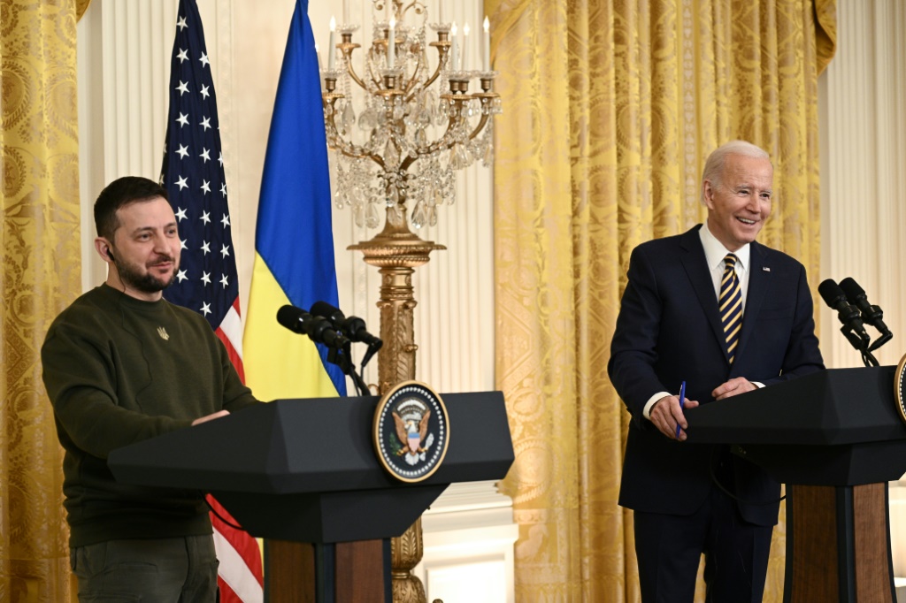 الرئيس الأميركي جو بايدن وعن يمينه نظيره الأوكراني فولوديمير زيلينسكي خلال مؤتمر صحافي في البيت الأبيض في ديسمبر 2022. (أ ف ب)
