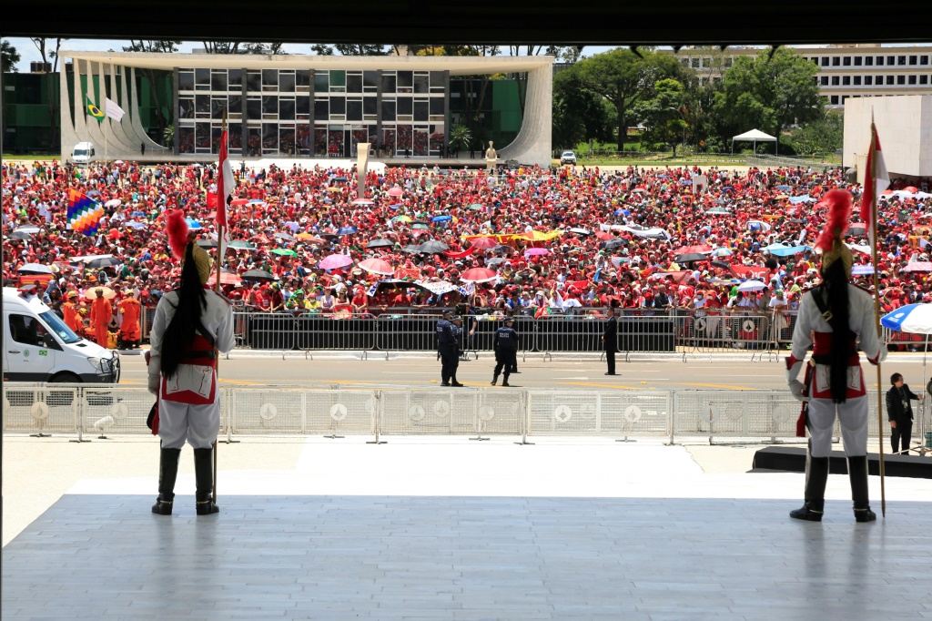 أنصار لولا يتجمعون في برازيليا لمتابعة حفل تنصيبه رئيسا في 1 كانون الثاني/يناير 2023. (ا ف ب)