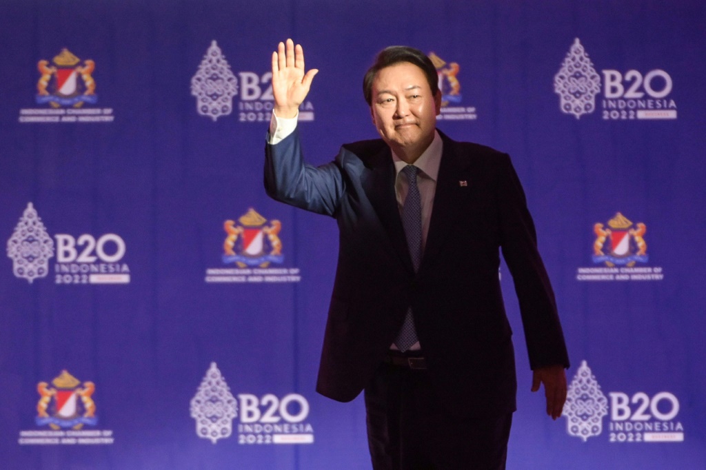 الرئيس الكوري الجنوبي يون سوك-يول على هامش اجتماع لمجموعة العشرين في جزيرة بالي الإندونيسية في 14 تشرين الثاني/نوفمبر 2022 (ا ف ب)
