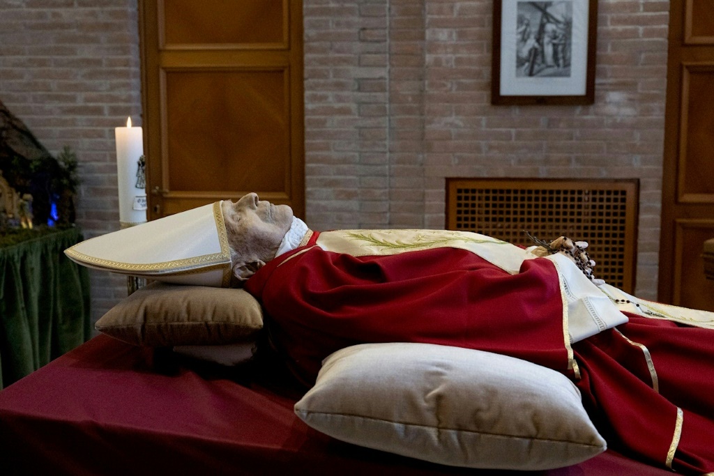 صورة وزعها دار الصحافة التابع للفاتيكان في 1 كانون الثاني/يناير 2023 تظهر جثمان البابا الفخري بنديكتوس السادس عشر (ا ف ب)