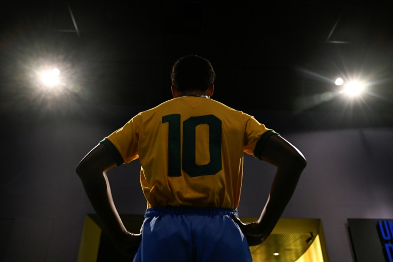  يوجد في مقر الاتحاد البرازيلي لكرة القدم في ريو دي جانيرو تمثالًا لبيليه (ا ف ب)