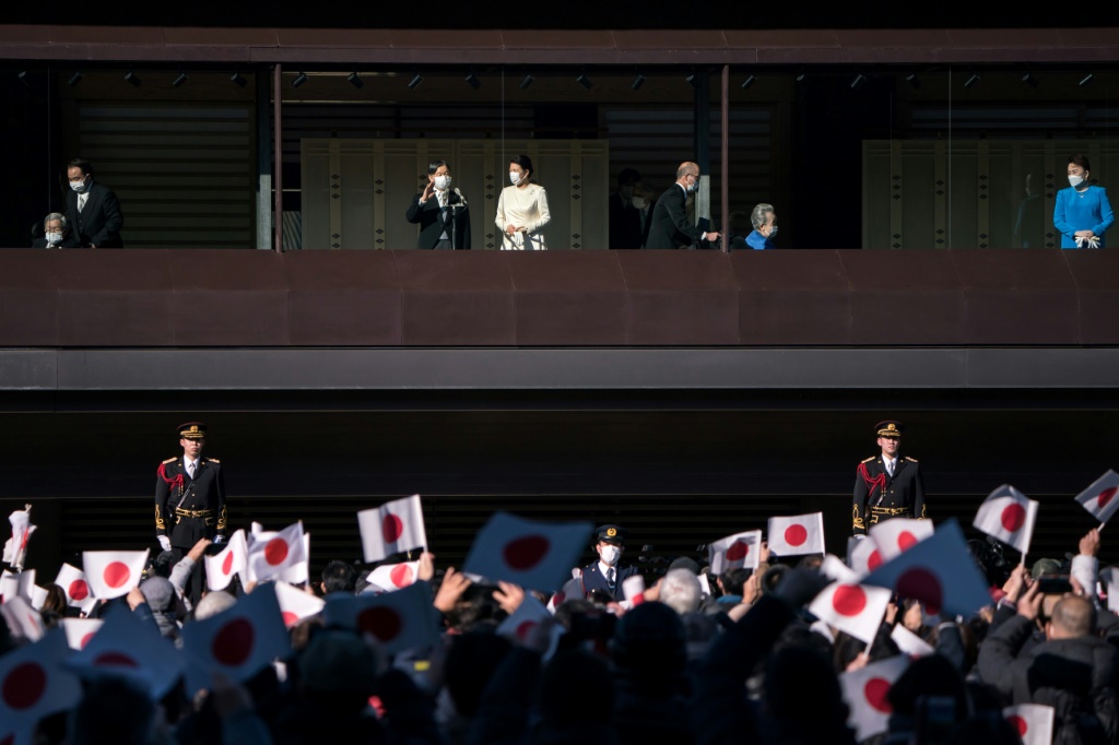 الإمبراطور ناروهيتو والإمبراطورة ماساكو وهما يقدمان التهنئة بالعام الجديد في 2 كانون الثاني/يناير 2023 في طوكيو (ا ف ب)