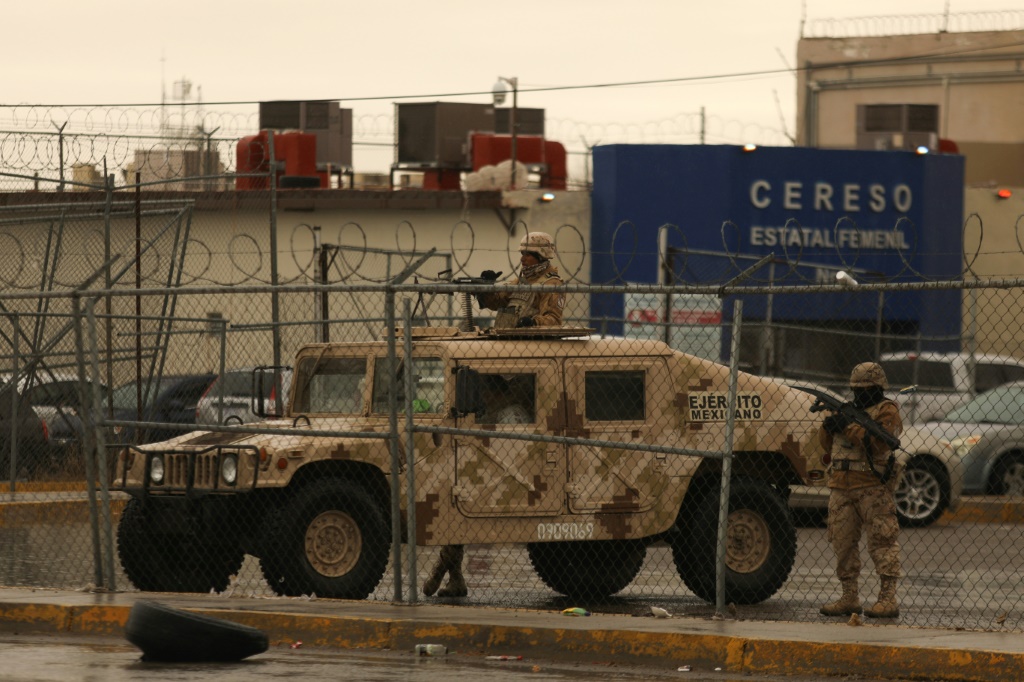 عناصر من الجيش المكسيكي خارج السجن في سيوداد خواريز بتاريخ 2 كانون الثاني/يناير 2023 (ا ف ب)