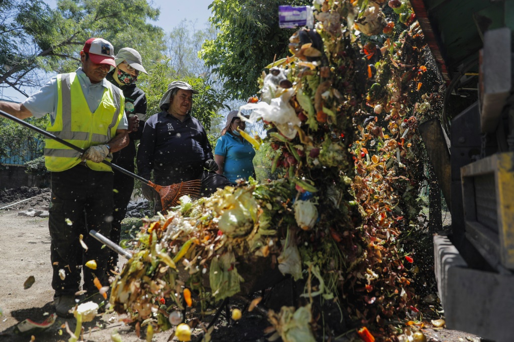موظفون تابعون لبلدية لا بينتانا يجمعون النفايات العضوية في لا بينتانا التشيلية بتاريخ في 23 تشرين الثاني/نوفمبر 2022 (ا ف ب)