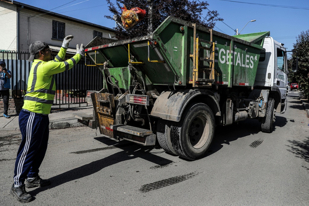  موظفون تابعون لبلدية لا بينتانا يجمعون النفايات العضوية في لا بينتانا التشيلية بتاريخ في 23 تشرين الثاني/نوفمبر 2022 (ا ف ب)