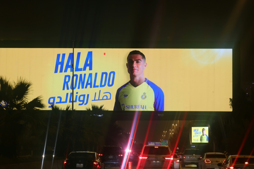 لافتة إعلانية تحمل صورة اللاعب البرتغالي كريستيانو رونالدو لاعب النصر السعودي الجديد في شارع الملك فهد الرئيسي في العاصمة الرياض في الساعات الأولى من 3 كانون الثاني/يناير 2023 (ا ف ب)