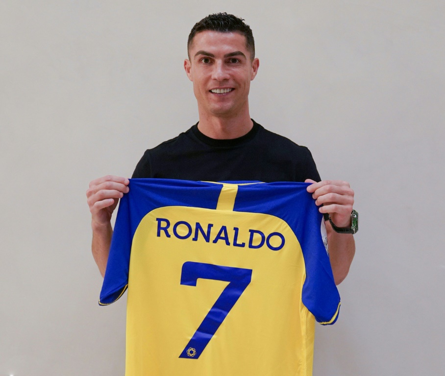 البرتغالي كريستيانو رونالدو يحمل فانلة النصر السعودي في صورة وزّعها النادي لوسائل الإعلام في 30 كانون الأول/ديسمبر 2022 (ا ف ب)