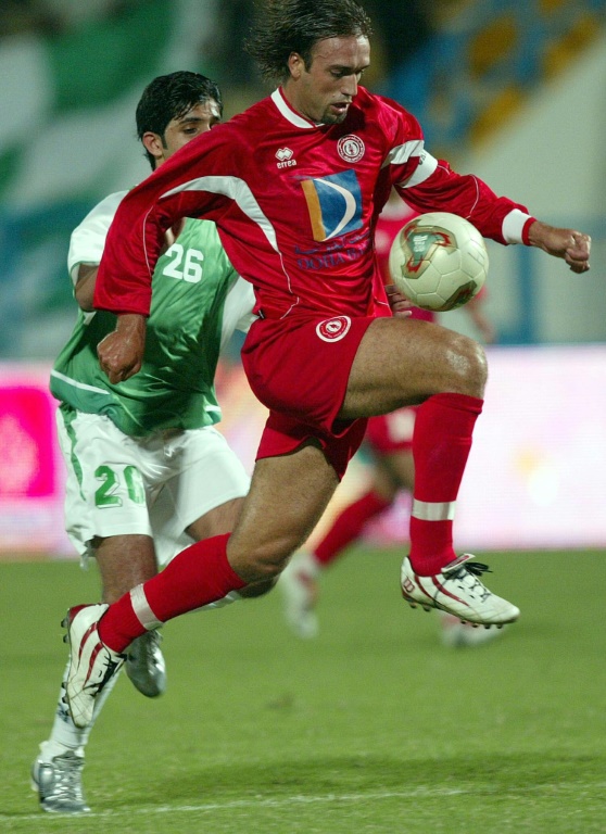 الارجنتيني غابريال باتيستوتا (يمين) في ثياب العربي القطري في شباط/فبراير 2004 في الدوحة (ا ف ب)