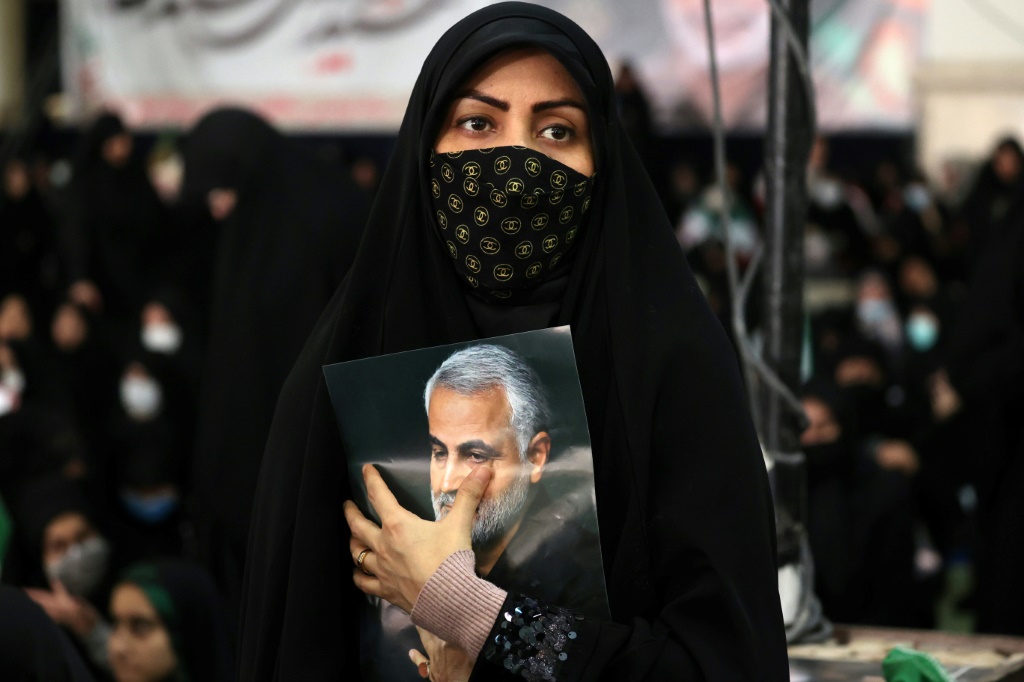    كان الجنرال قاسم سليماني أحد أشهر الشخصيات العامة في إيران ، وقد قاد عمليات إيران في الشرق الأوسط وكان يُنظر إليه على أنه بطل الحرب الإيرانية العراقية. (ا ف ب)   