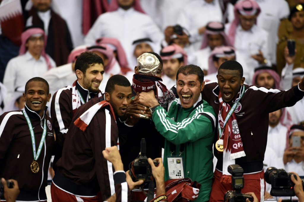 لاعبو قطر يحتفلون بلقبهم الثالث في كأس الخليج الـ22 عام 2014 في السعودية (ا ف ب)