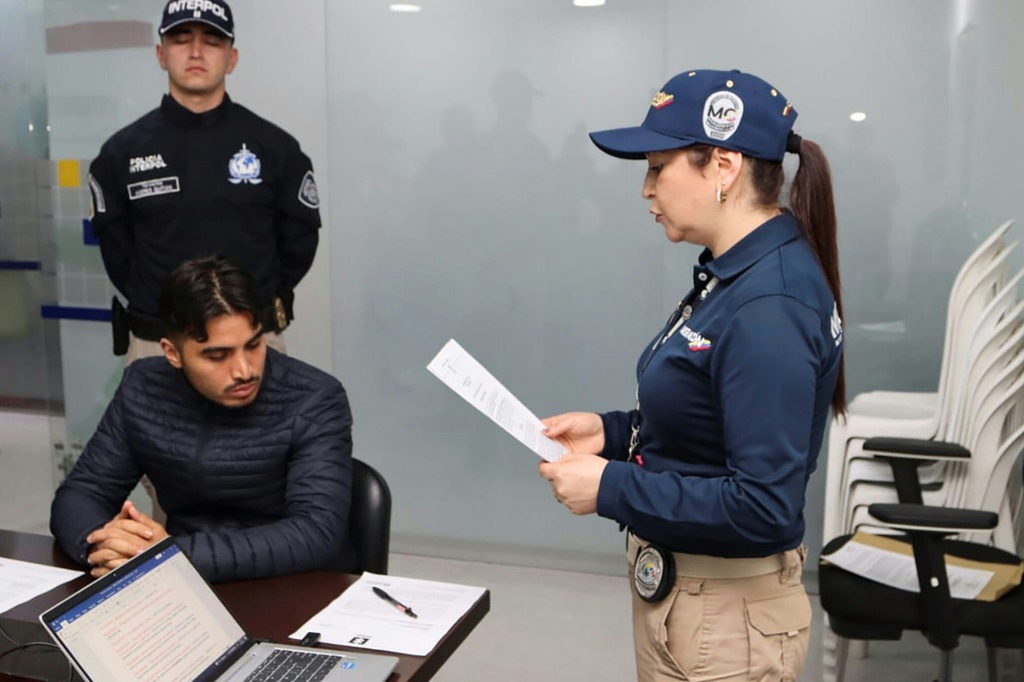 صورة نشرها المكتب الإعلامي لدائرة الهجرة الكولومبية تظهر جيرمن كاسيريس أثناء ترحيله إلى الاكوادور في مطار إلدورادو الدولي في بوغوتا بتاريخ الثالث من كانون الثاني/يناير 2023 (ا ف ب)