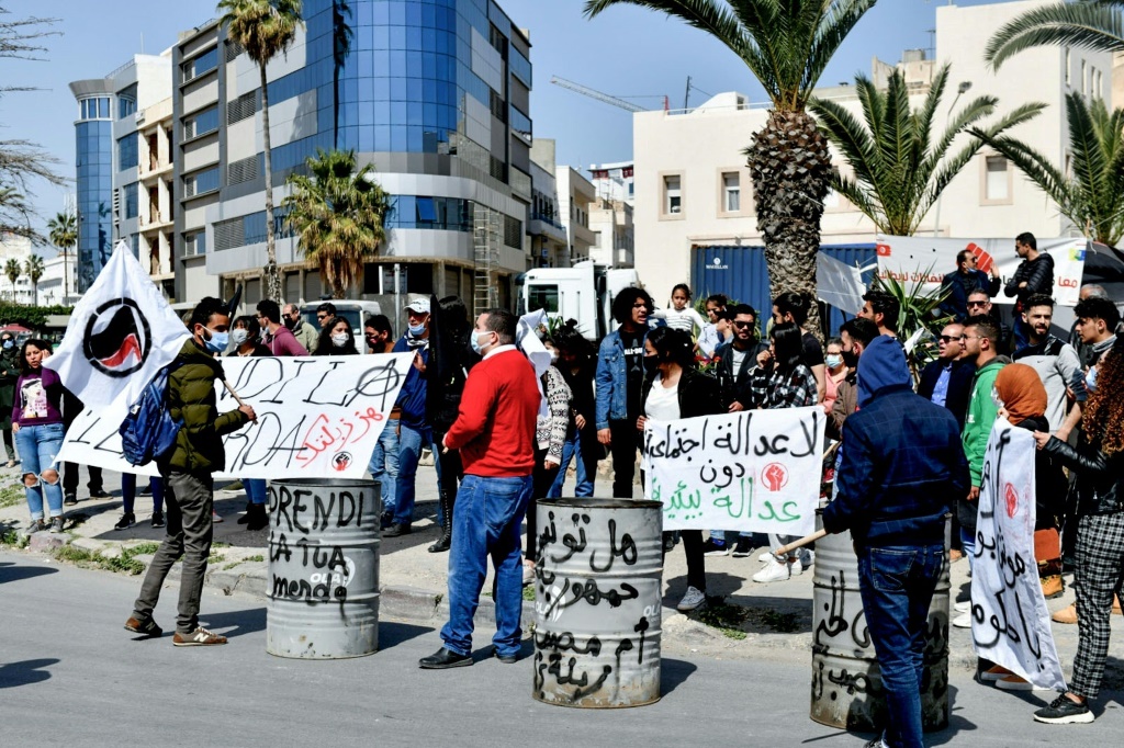    أنصار المنظمات غير الحكومية التونسية يتظاهرون للمطالبة بإعادة النفايات المنزلية المصدرة بشكل غير قانوني إلى إيطاليا ، في مدينة سوسة الساحلية على البحر الأبيض المتوسط ​​، في 28 مارس 2021 (أ ف ب)