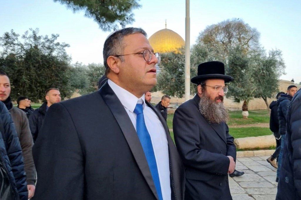 صورة مقدمة من Minhelet Har-Habait (إدارة جبل الهيكل) تظهر الوزير الإسرائيلي ورئيس حزب `` القوة اليهودية '' إيتمار بن غفير في مجمع المسجد الأقصى ، المعروف لليهود باسم جبل الهيكل ، في وقت مبكر من 3 يناير (ا ف ب)