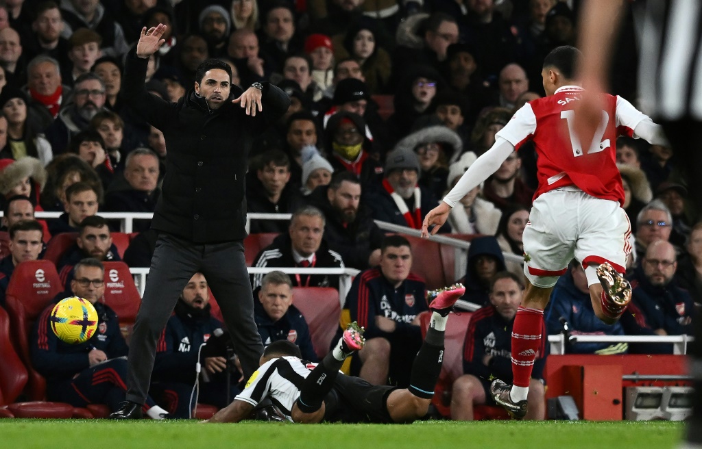 الاسباني ميكيل أرتيتا مدرب أرسنال خلال مباراة فريقه ضد ضيفه نيوكاسل في الدوري الانكليزي لكرة القدم في 3 كانون الثاي/يناير 2023 (ا ف ب)