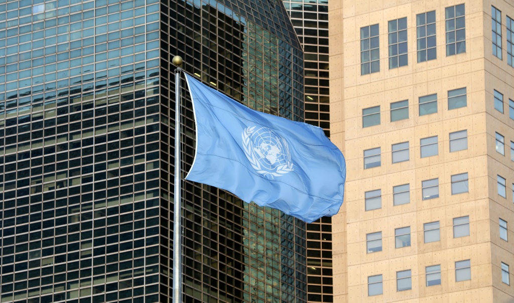 علم الأمم المتحدة أمام مقر المنظمة الدولية في نيويورك (ا ف ب)
