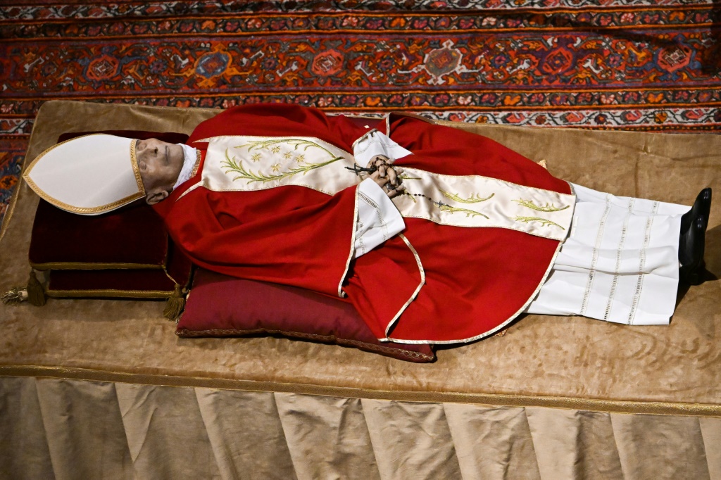 جثمان البابا الفخري بنديكتوس السادس عشر (ا ف ب)
