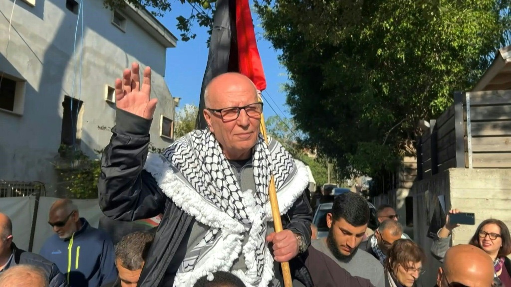كريم يونس يحمله أصدقاء وأقارب في بلدة عرعرة شمال إسرائيل بعد الإفراج عنه بعد 40 عاما في السجن بتهمة اختطاف وقتل جندي إسرائيلي (أ ف ب)