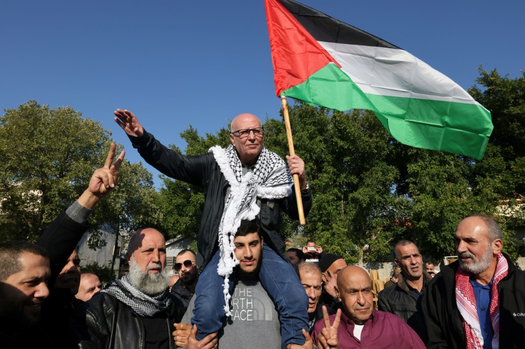 العربي الإسرائيلي كريم يونس يحمله أصدقاء وأقارب بعد إطلاق سراحه بعد 40 عامًا في سجن إسرائيلي بتهمة اختطاف وقتل جندي إسرائيلي ، في 5 يناير 2023 ، في بلدة عرعرة شمال إسرائيل (ا ف ب)