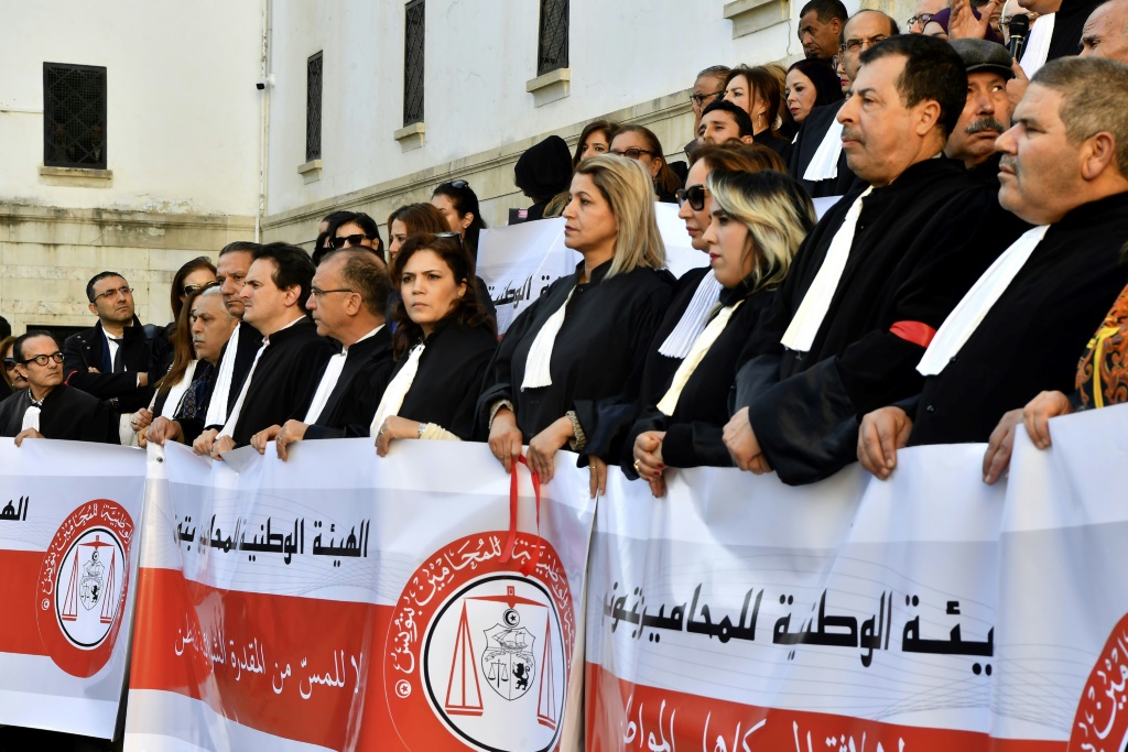 محامون تونسيون خلال وقفة احتجاجية على ميزانية العام 2023 في العاصمة التونسية في الخامس من كانون الثاني/يناير 2023 (أ ف ب)
