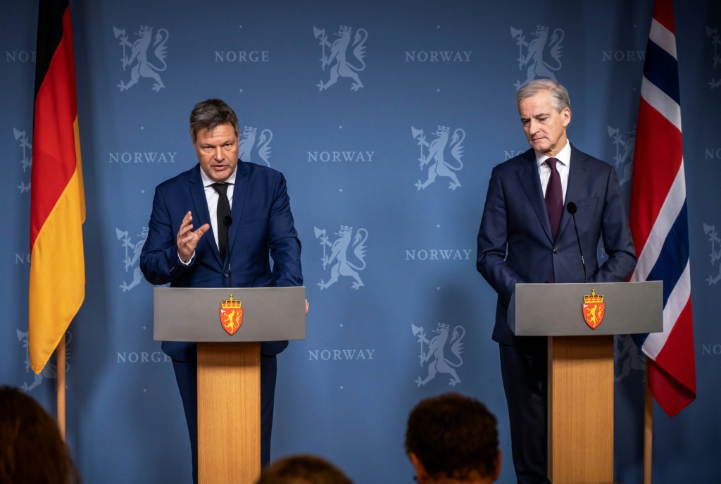    من اليمين إلى اليسار: رئيس الوزراء النرويجي يوناس غار ستوره ووزير الاقتصاد الألماني روبرت هابيك خلال مؤتمر صحافي مشترك في أوسلو في 5 كانون الثاني/يناير 2023 (ا ف ب)