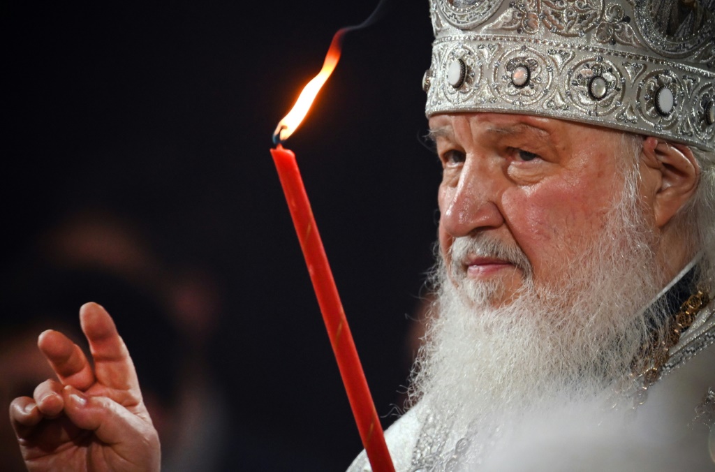 بطريرك الكنيسة الروسية الأورثوذكسية كيريل في 23 نيسان/أبريل 2022 خلال احتفال في موسكو (ا ف ب)